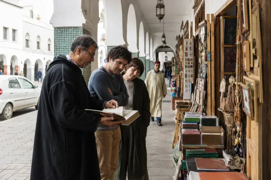 Tiendas de artesanía marroquí en el barrio de Habous de Casablanca