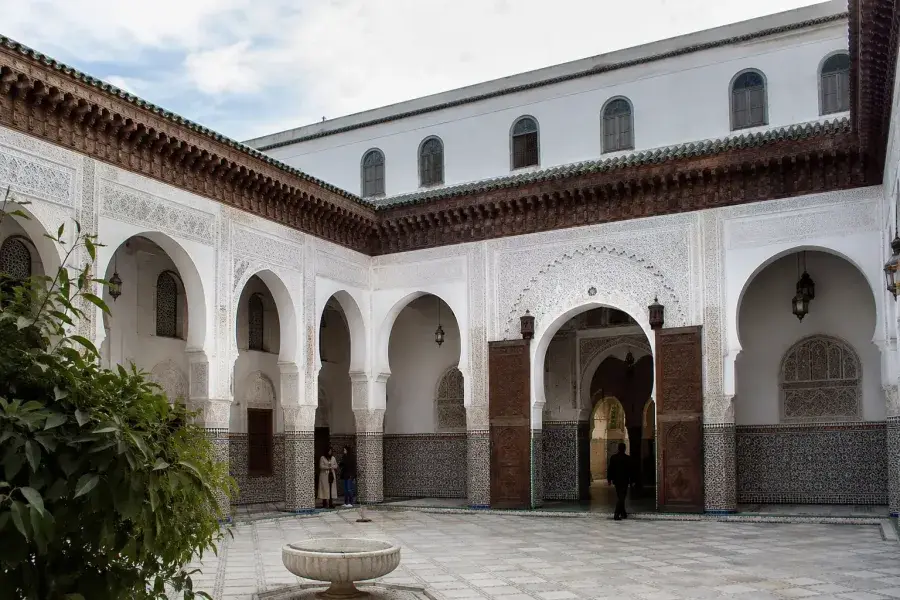 Patio marroquí ornamentado y arcos de Mahkama du Pacha en Casablanca
