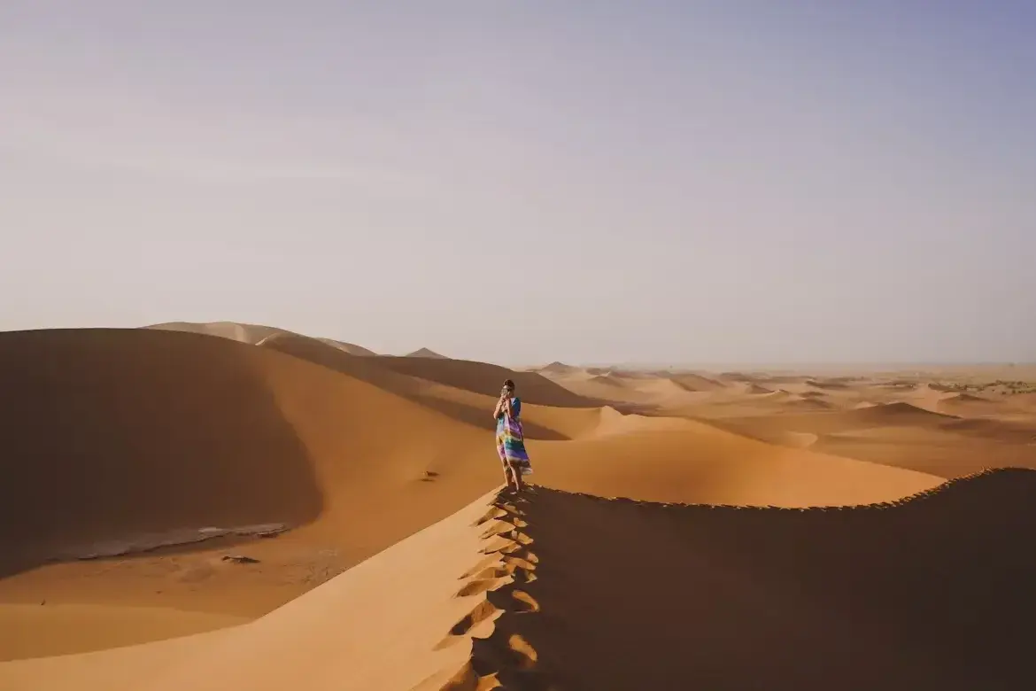 Senderista sobre una cresta de dunas