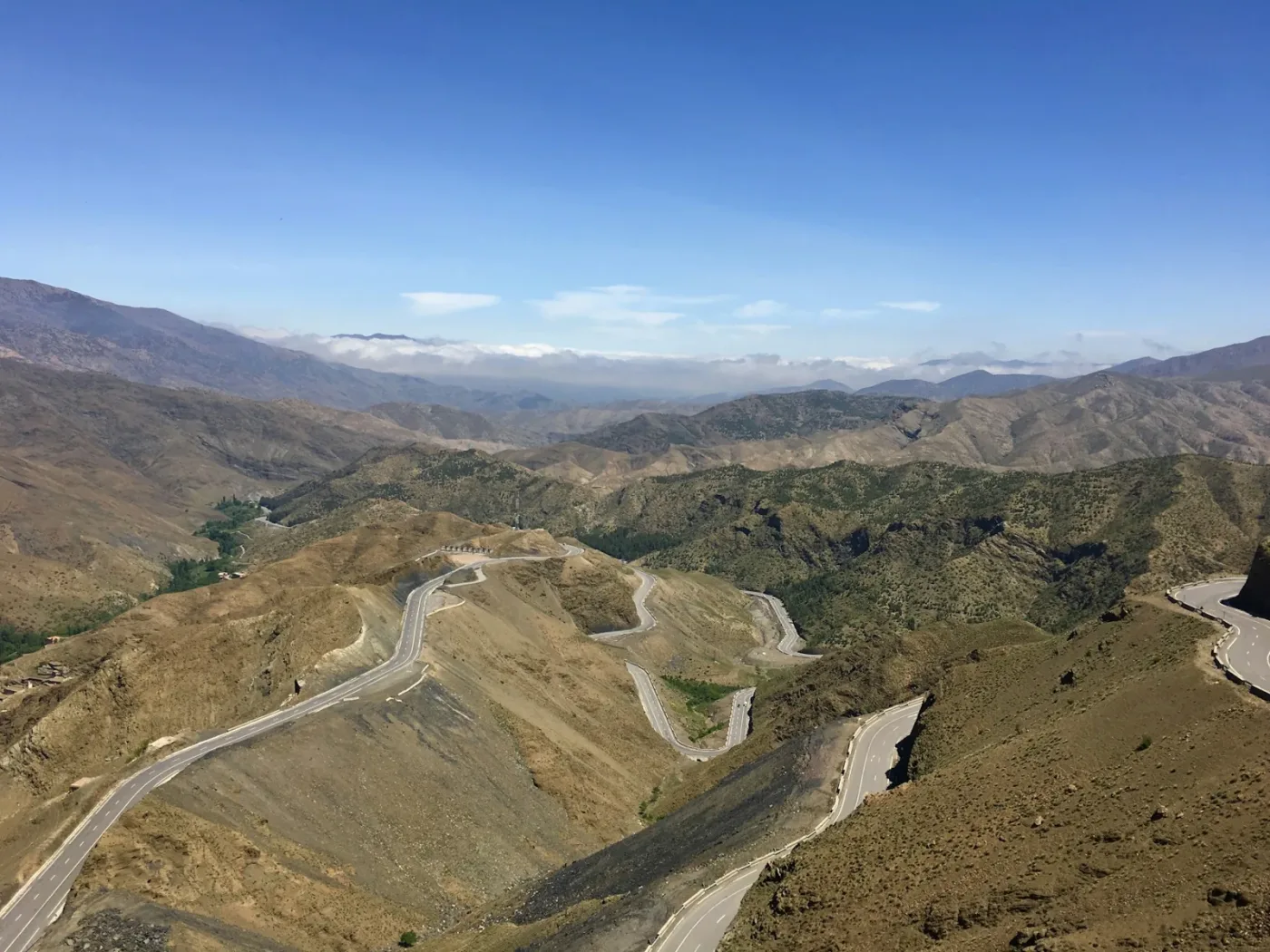 Kurvenreiche Straße im Hohen Atlas am Tizi n’Tichka