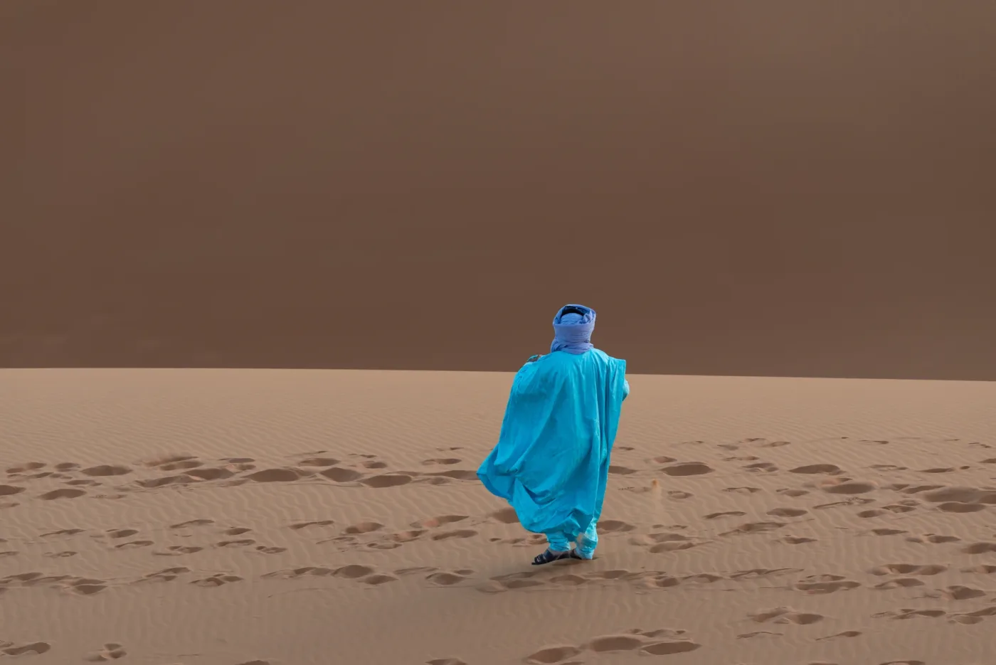 Lokaler Guide auf Sanddünen der marokkanischen Sahara bei Merzouga
