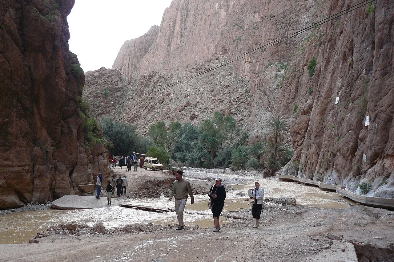 Personas caminando por las gargantas del Todra
