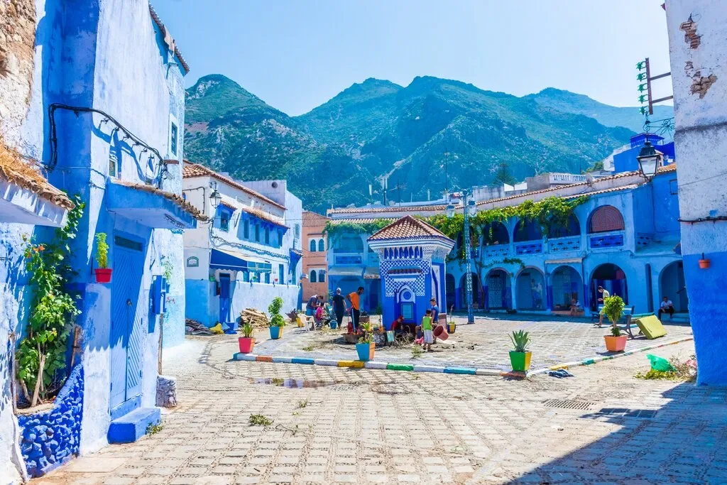 Plaza azul de Chefchaouen con las montañas del Rif al fondo durante un viaje de octubre