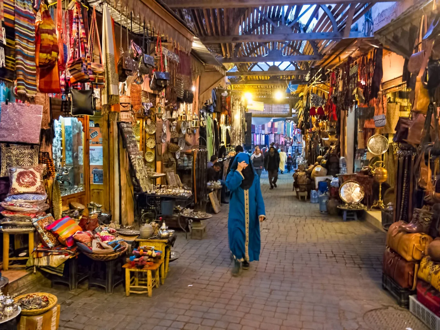 Allée couverte des souks de Marrakech et boutiques artisanales