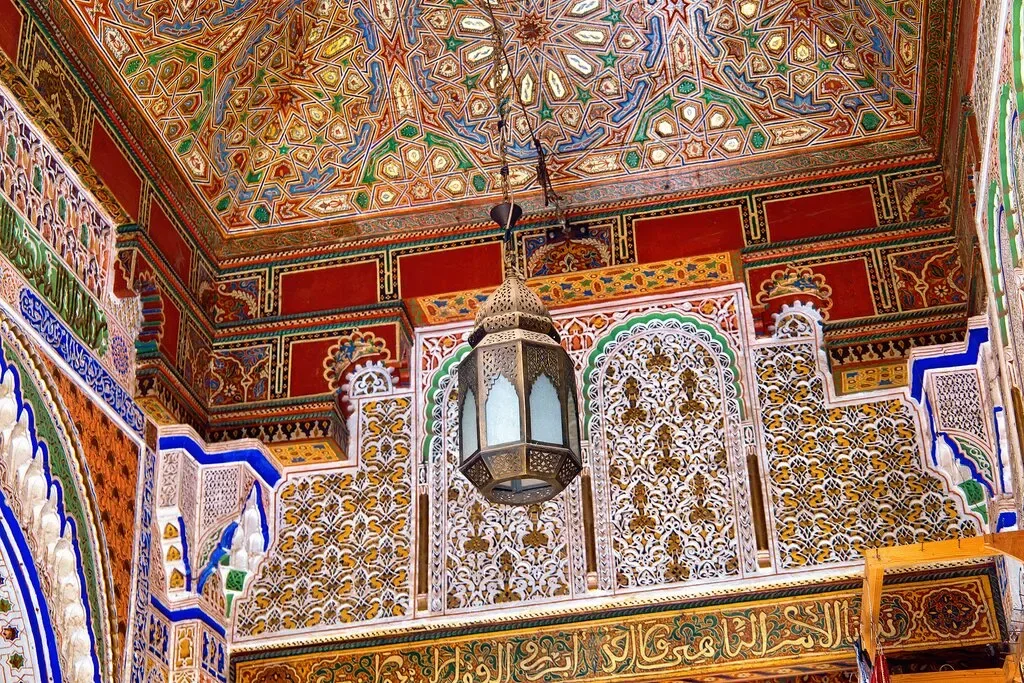 Architecture traditionnelle d’un palais marocain et décor intérieur à Marrakech
