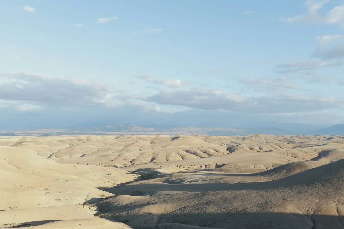 Paysage aride et pierreux d’Agafay près de Marrakech