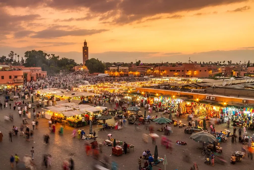 Piazza Jemaa el-Fna a Marrakech al tramonto con l’animazione serale del mercato