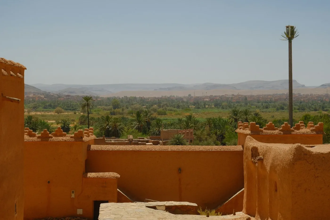 Valle verde vista da mura in terra presso Ouarzazate