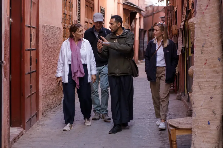 Guide local accompagnant des voyageurs dans la médina de Marrakech