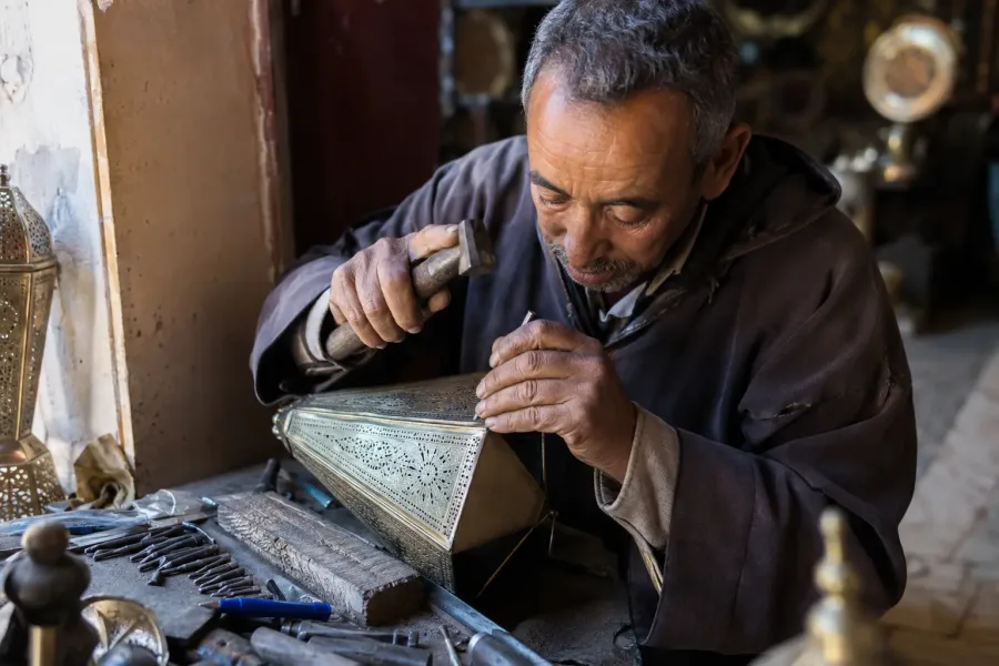 Artisan de Marrakech présentant son savoir-faire dans les souks