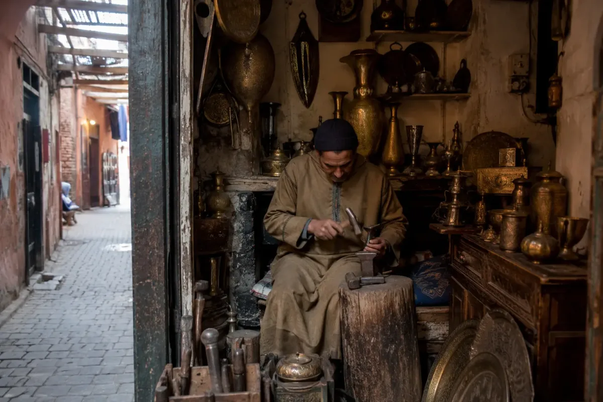 Atelier artisanal traditionnel dans la médina de Marrakech