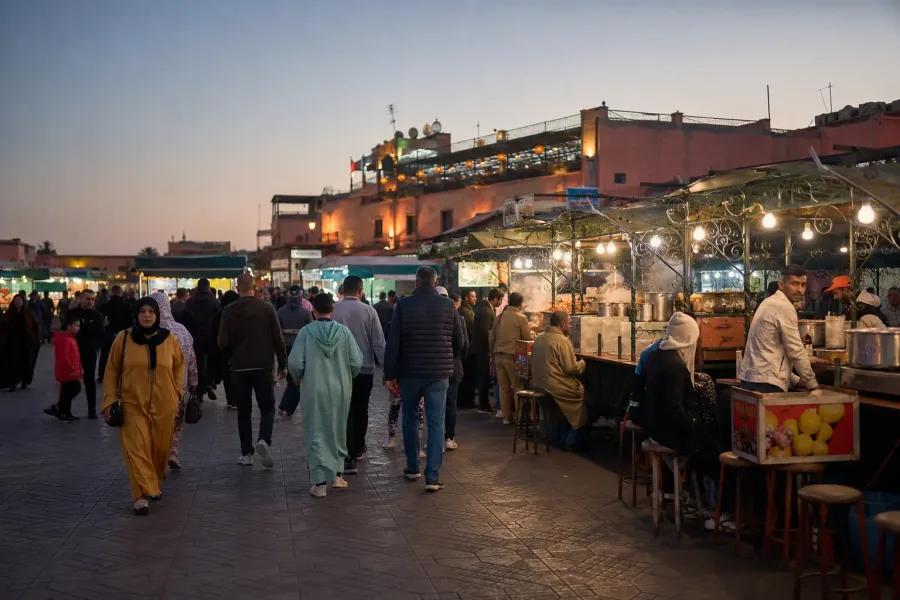 Place Jemaa el-Fna avec artistes et stands de cuisine à Marrakech