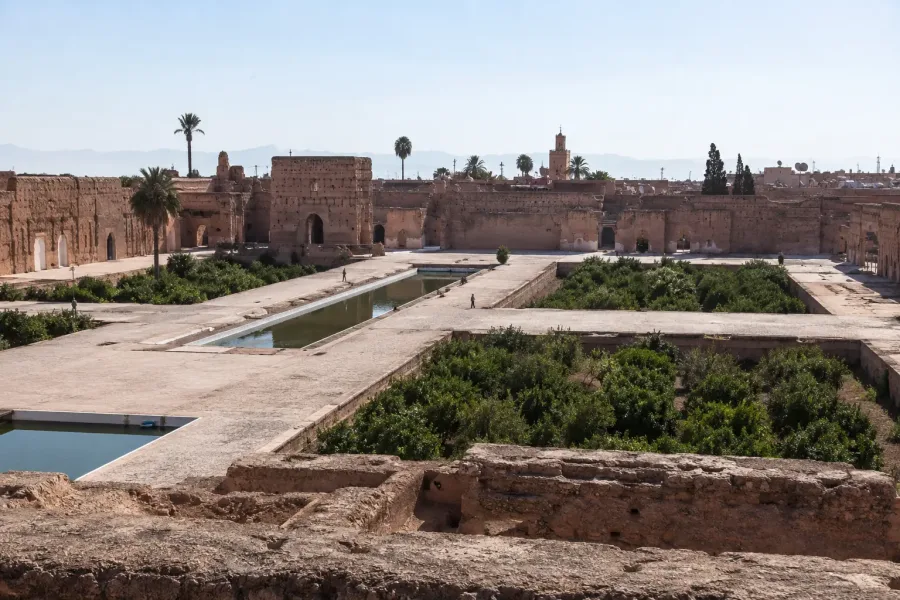 Ruines historiques et jardins encaissés du palais El Badi