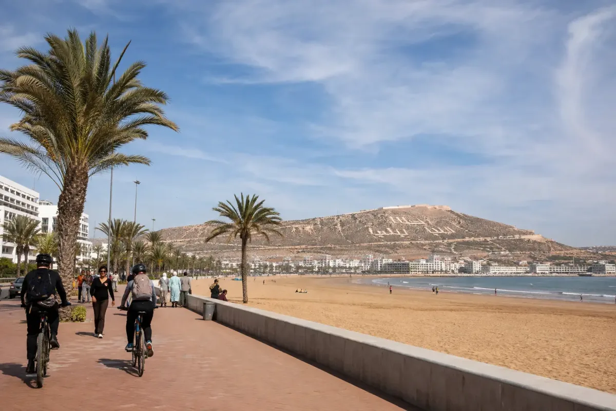 Scopri Agadir, rilassante destinazione atlantica del Marocco con ampia spiaggia, Agadir Oufella, Souk El Had ed escursioni a Taghazout e Paradise Valley.