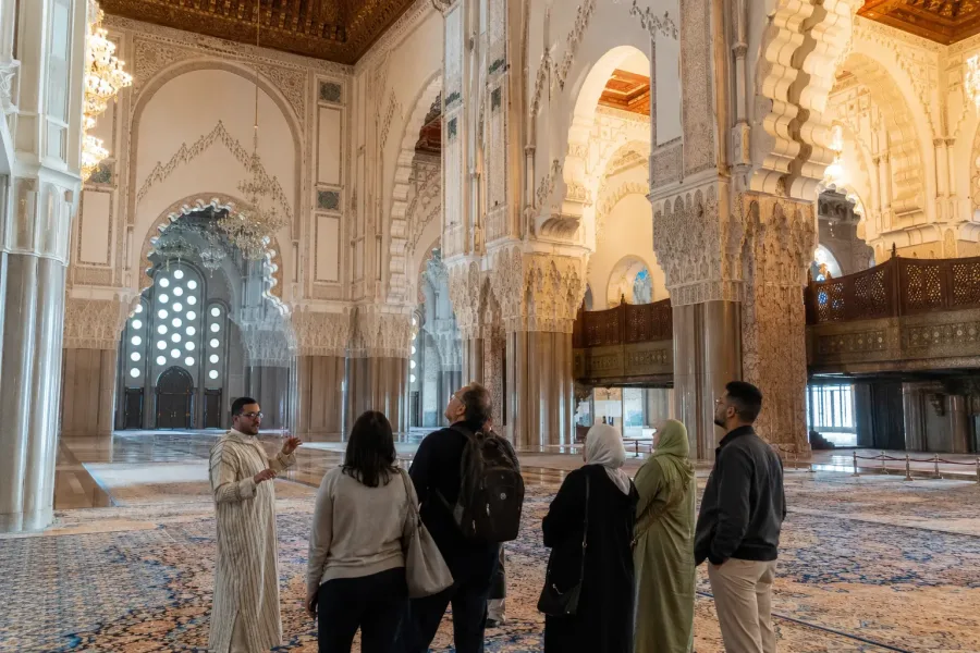 Visiteurs découvrant l’intérieur richement décoré de la mosquée Hassan II à Casablanca