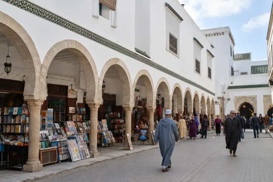 Arches traditionnelles et rue commerçante dans le quartier des Habous à Casablanca