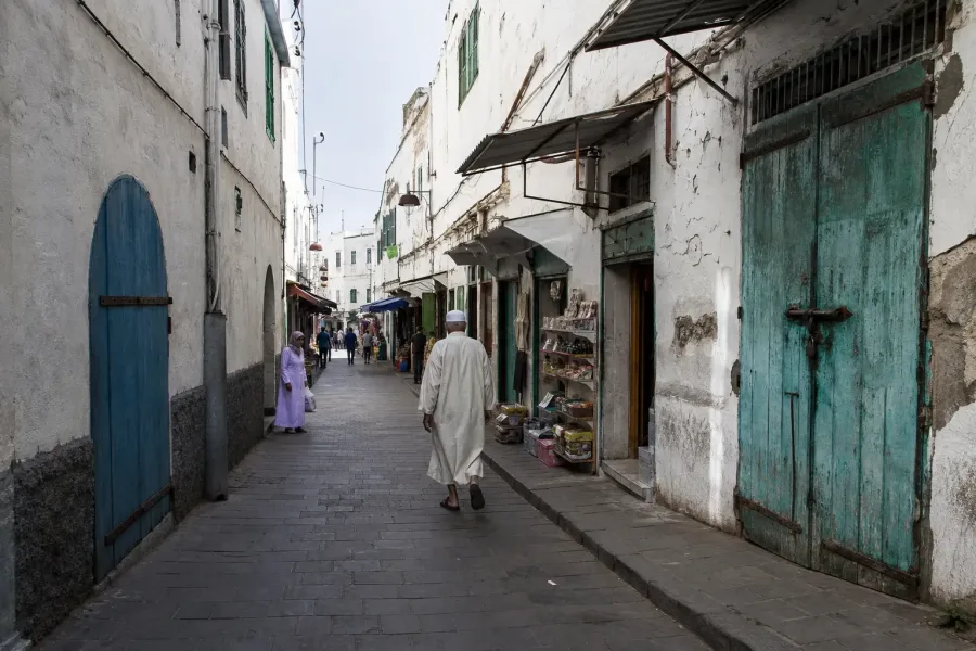 Ruelle commerçante et boutiques locales dans l’ancienne médina de Casablanca
