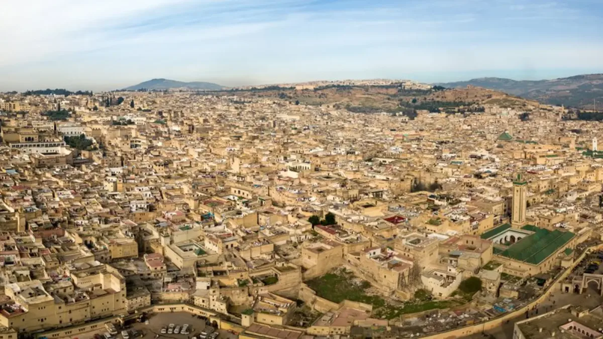 Scopri Fès, centro storico marocchino del sapere, dell’artigianato e della cucina, nel labirinto vivo di Fès el-Bali.