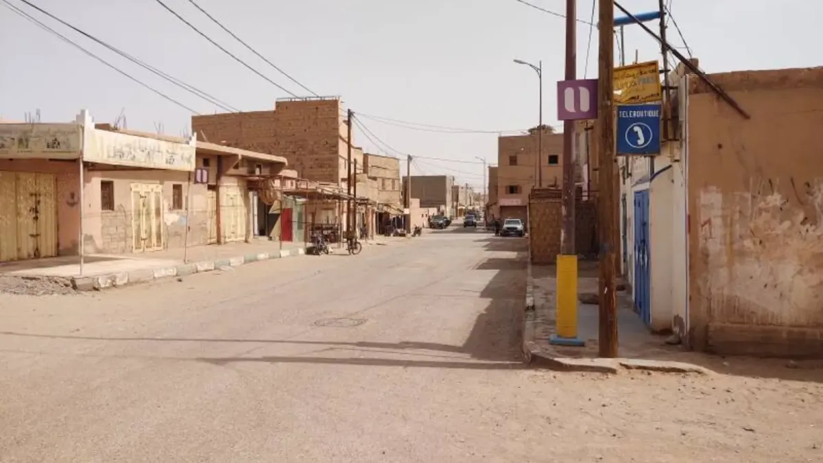 Entdecken Sie M'Hamid El Ghizlane, die letzte Oase des Draa-Tals und das Tor zu Erg Chigaga, ursprünglichen Sahara-Landschaften und sahrauischer Kultur.