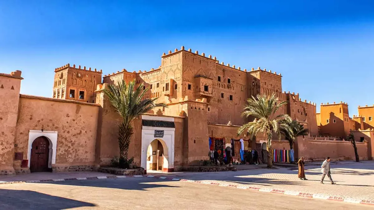 Découvrez Ouarzazate, capitale marocaine du cinéma et porte des kasbahs en terre, de l’oasis de Fint, d’Aït-Ben-Haddou et des routes du désert.